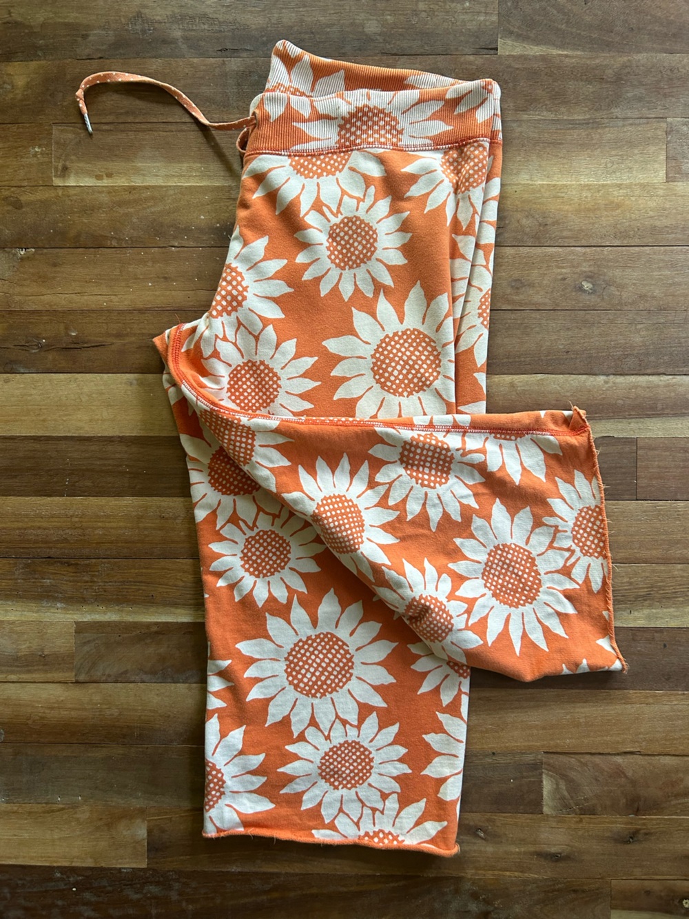 Lucky Brand Orange and White Sunflower Print Cropped Sweat Pants S fits larger